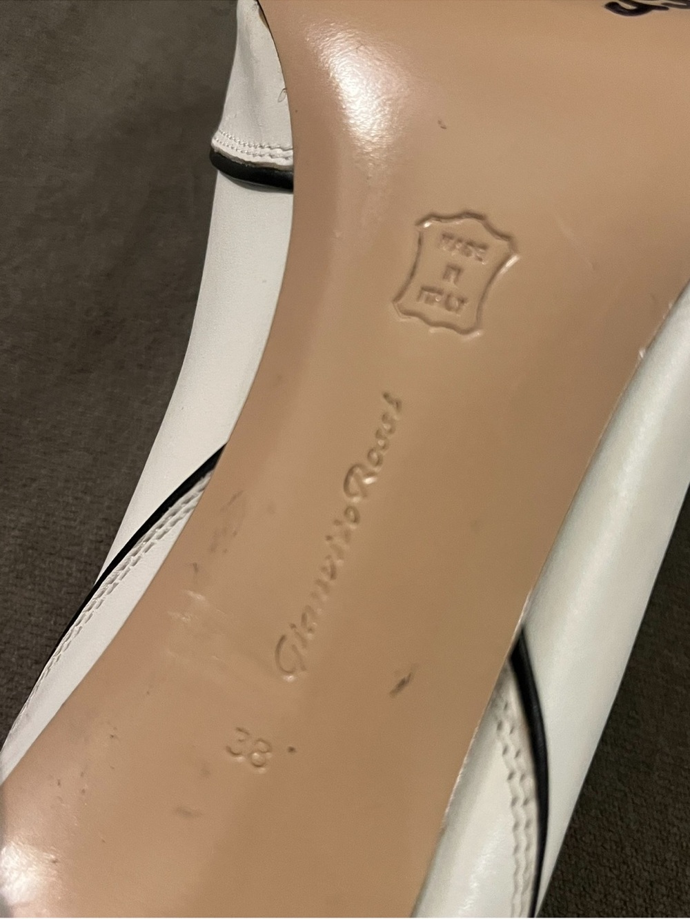 GIANVITO ROSSI Lucille White Scalloped Leather Pointed Toe Pumps Heels Size 38 - Picture 11 of 16